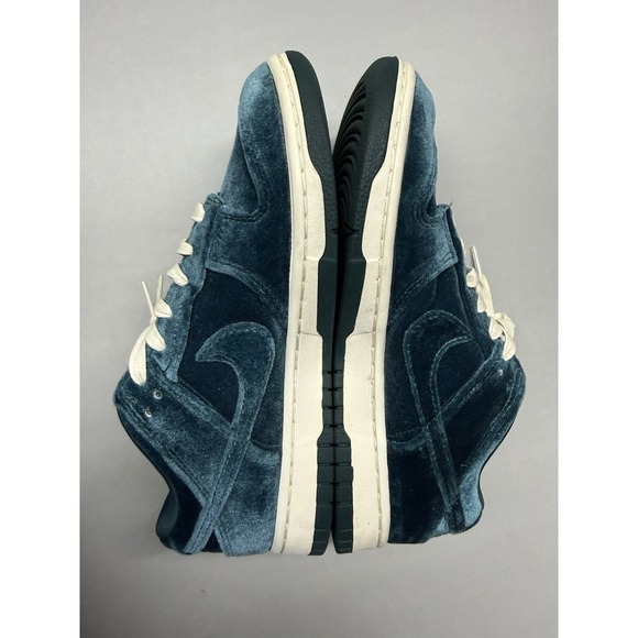 Nike Dunk Low \'Green Velvet\' Women\'s Shoes DZ5224-300. Sz 8.5